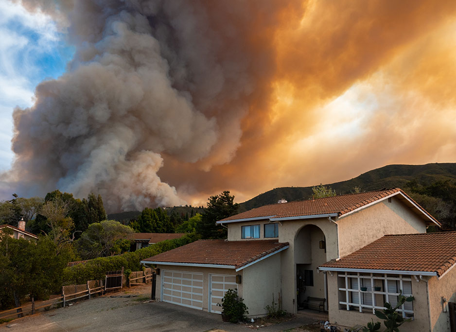 Incendio detrás de una casa.