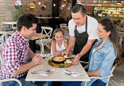 Familia comiendo afuera