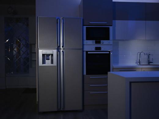 Un refrigerador en una cocina durante un apagón.
